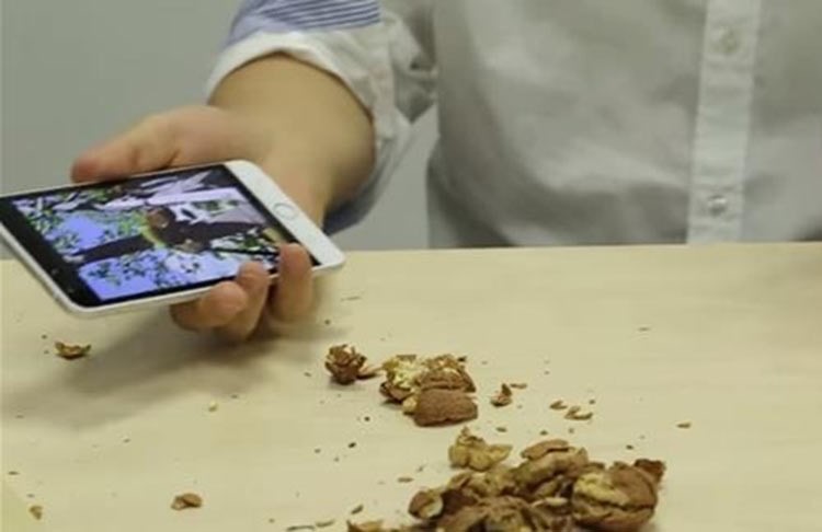 بالفيديو.. هل أنت مستعد لاستبدال المطرقة بهذا الهاتف؟