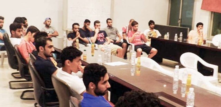 اللاعبون يستمعون لتوجيهات الشيخ دطلال الفهد﻿