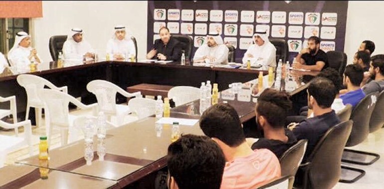 الشيخ دطلال الفهد خلال اجتماعه مع اللاعبين﻿