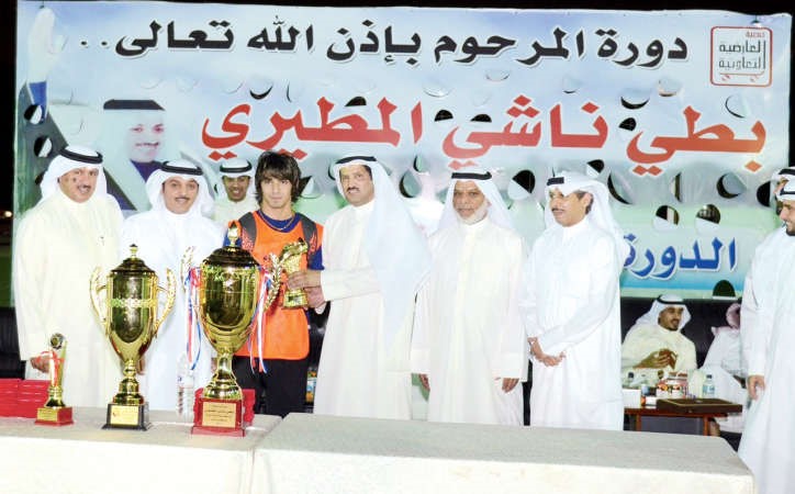 عبدالله ناشي مع الفريق الفائز﻿