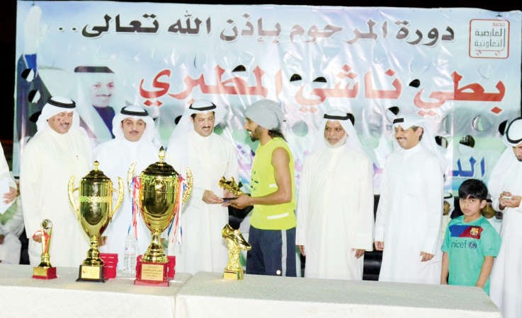 لاعب المنتخب الكابتن فهد العنزي يتسلم جائزته هدافا للدورة﻿