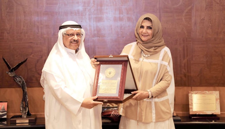 درع تكريمية تقديرا للجهود المبذولة في حماية البيئة﻿