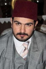 براء الزعيم: ولدت لأسرة دمشقية مسلمة متكاتفة متضامنة متحابة طابعها ديني