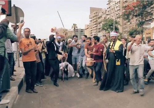 بالفيديو.. شاب مصري يتزوج «معزة» والزفة في الشارع