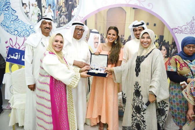 رحاب بورسلي تكرم بيبي العبدالمحسن