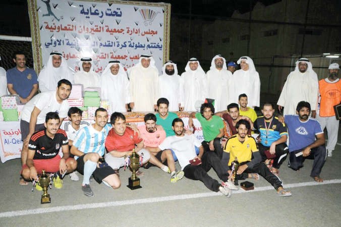 الفريق الفائز مع المنظمين والداعمين للدورة ﻿