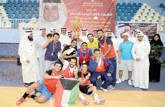 الشيخ طلال المحمد يسلم الكاس للفريق الفائز﻿