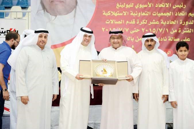 الشيخ طلال المحمد ود سعد الشبو ورابح الخميلي يتبادلون الدروع التذكارية﻿