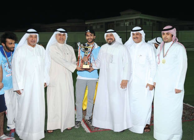 النائب عبدالله التميمي والشيخ طلال الفهد يكرمان كابتن فريق المرحوم سمير سعيد﻿