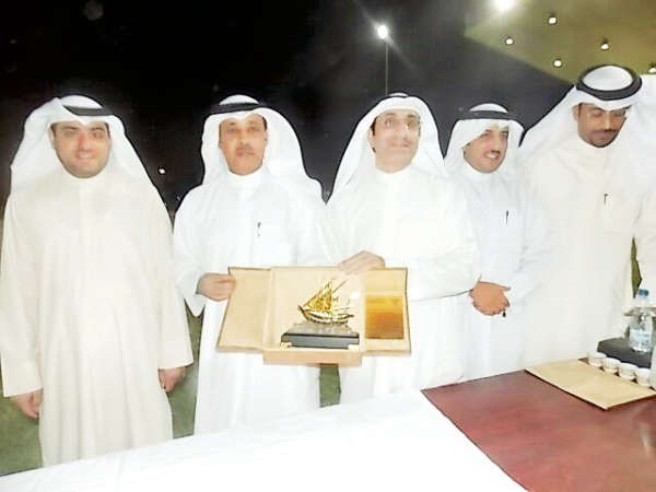 عبداللطيف البلوشي يكرم مدير ادارة المعاقين مسلم السبيعي بحضور م جاسم الكندري واحمد العنزي