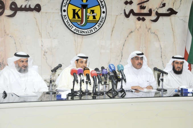 الوزير يعقوب الصانع ودبدر الزمانان وفريد اسد عمادي ونائب رئيس التحرير الزميل عدنان الراشد خلال اللقاء محمد هاشم﻿