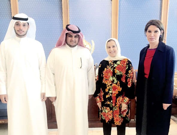 د حياة الحجي خلال استقبالها فهد الديحاني 