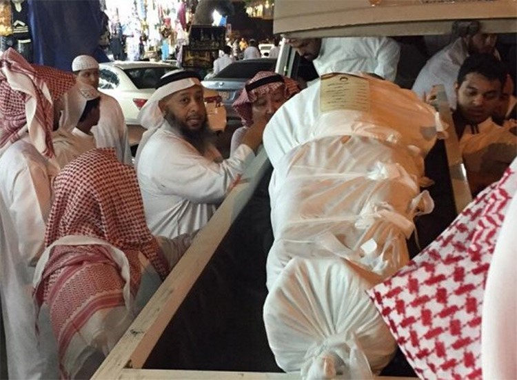 صورة وفاة سجين مفرج عنه أثناء أدائه مناسك العمرة للمرة الأولى في حياته