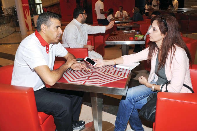 مدير بنك بوبيان وليد الياقوت متحدثا الى الزميلة ندى ابو نصر ﻿