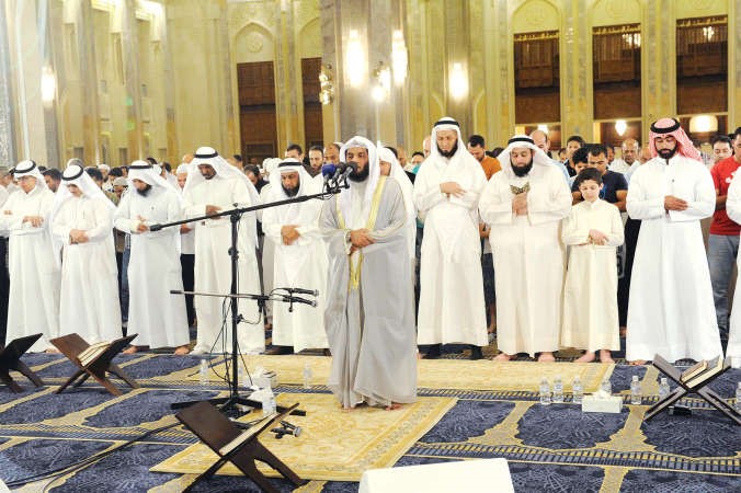 جانب من صلاة القيام في المسجد الكبير﻿