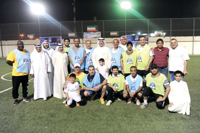 نجوم قدامى الازرق مع بدر الفزير قبل انطلاق المباراة﻿