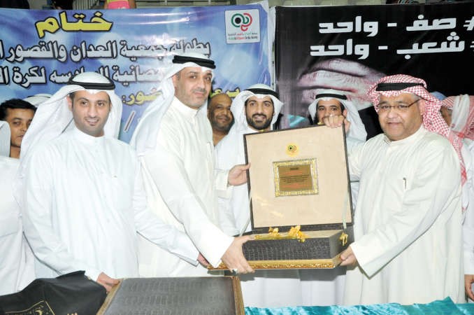 تكريم حسن كاظم من قبل اللجنة المنظمة﻿
