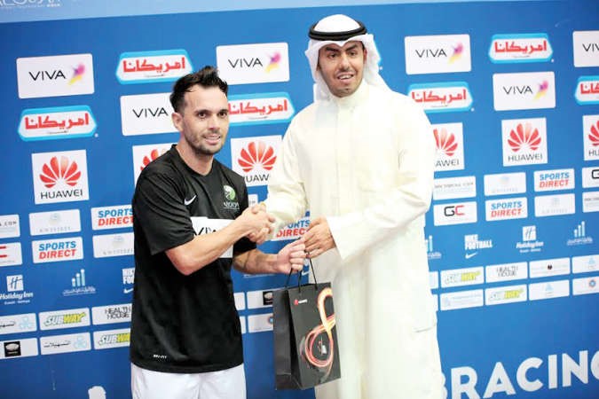 الشيخ نواف احمد النواف يقدم جائزة افضل لاعب﻿
