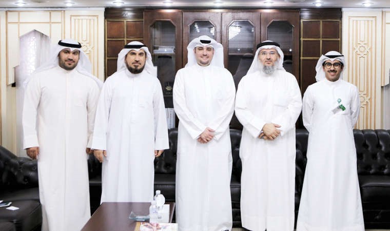 وفد متطوعي بيتك مع مسؤولي المسجد الكبير 