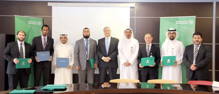  لقطة جماعية للمكرمين يتوسطهم زياد العمر ﻿