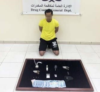 الموظف في الدفاع وامامه المضبوطات﻿