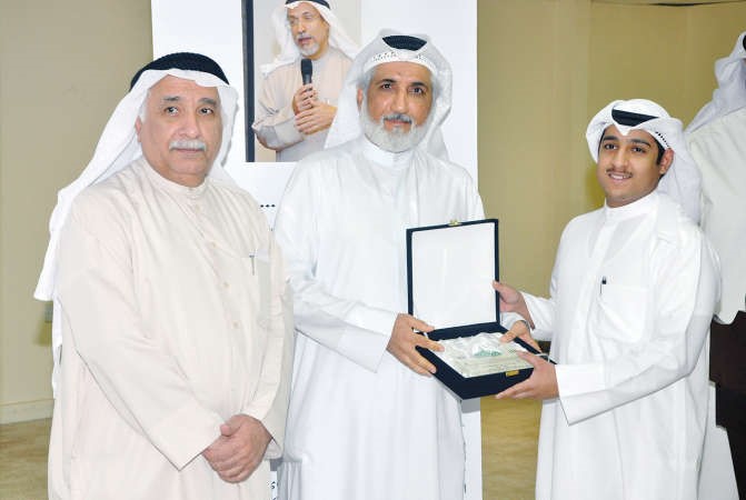 تكريم احد ذوي الشهداء﻿