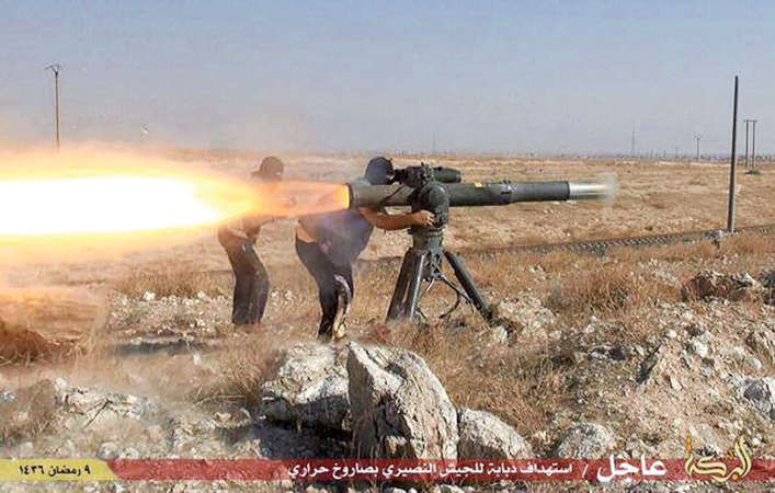 صورة نشرت 26 يونيو على الانترنت لمقاتلين من داعش يطلقان صاروخا مضاد للدبابات في الحسكةاپ﻿