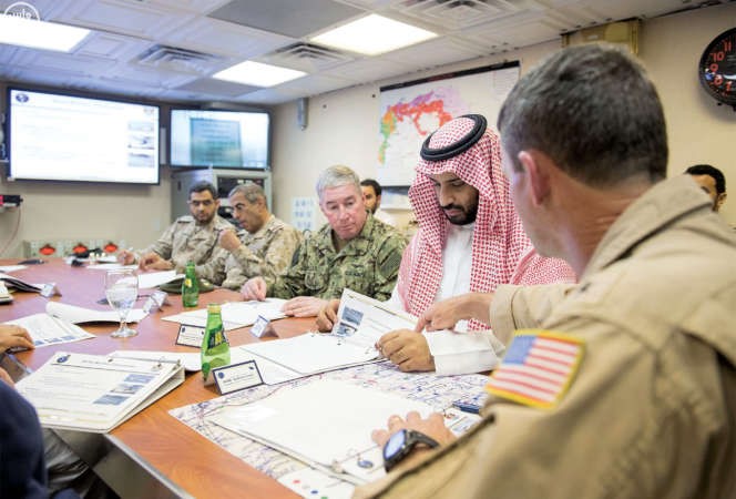 صاحب السمو الملكي الامير محمد بن سلمان ولي ولي العهد النائب الثاني لرئيس مجلس الوزراء وزير الدفاع السعودي خلال زيارته لحاملة الطائرات الاميركية ثيودور روزفلت في الخليج العربي امس								واس﻿
