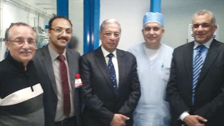 النائب العام مع الفريق الطبي المعالج له في المستشفى نفسها قبل وفاته بشهور﻿