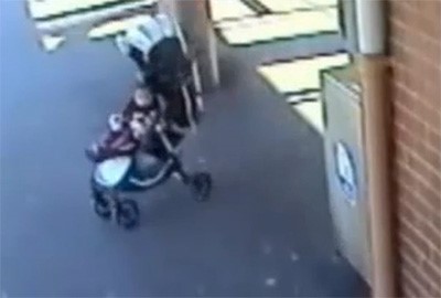 بالفيديو.. جد ينقذ حفيدته من قطار البضائع السريع في سيدني
