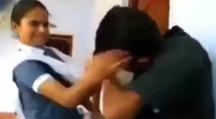 بالفيديو.. طالبة تنتقم بقسوة من رجل تحرش بها بتشجيع من رجال الشرطة في المخفر!