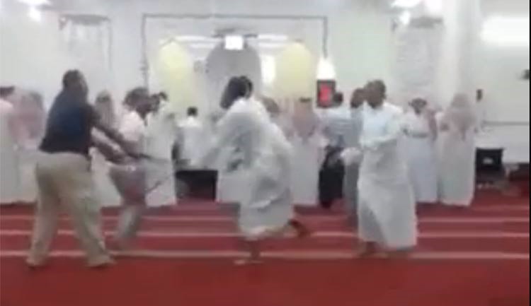 بالفيديو.. مصلٍ يقطع صلاة الامام ويعلن انه "المهدي المنتظر" والمصلون يوسعونه ضرباً