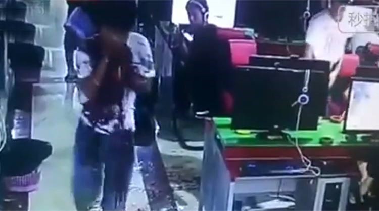 بالفيديو.. لقطات مروعة لرجل يقطع عنق شاب بسكين