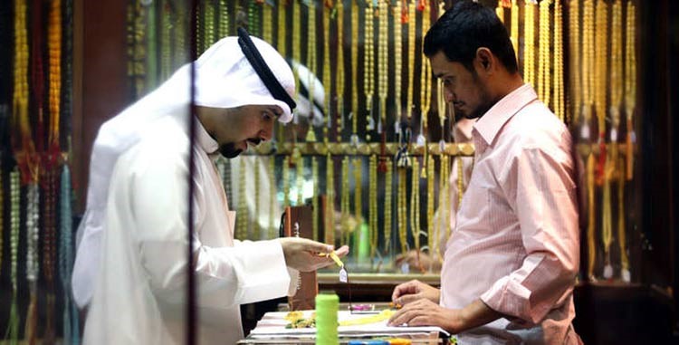 كويتي يتفحص مسابح ملونة في سوق بوسط مدينة الكويت عام 2012