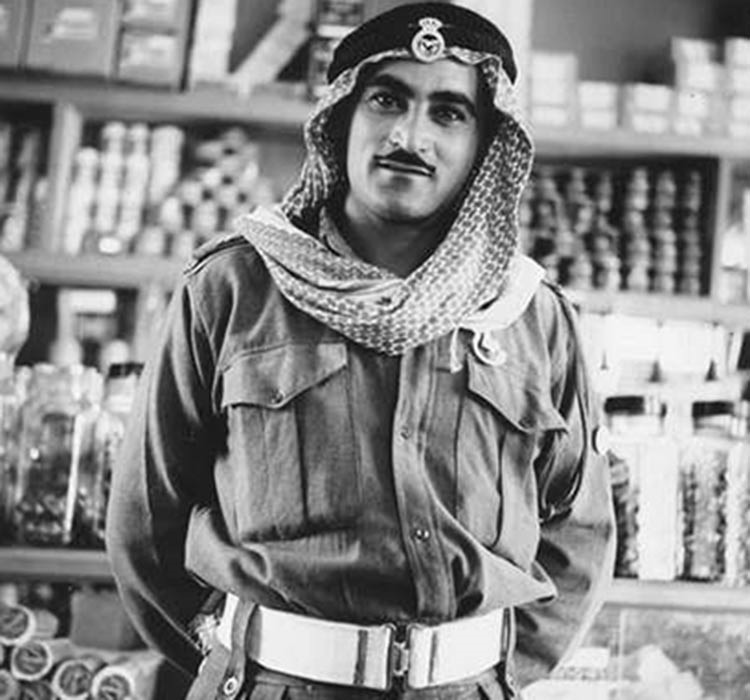 شرطي كويتي في صورة التقطت بمحل لبيع المواد التموينية عام 1955
