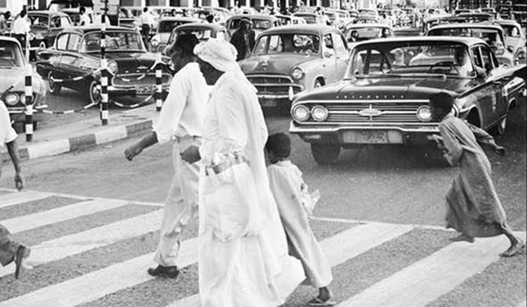 مشهد من شارع بمركز مدينة الكويت عام 1956