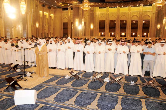جانب من صلاة التهجد في المسجد الكبير ليلة الثاني والعشرين										 محمد خلوصي﻿