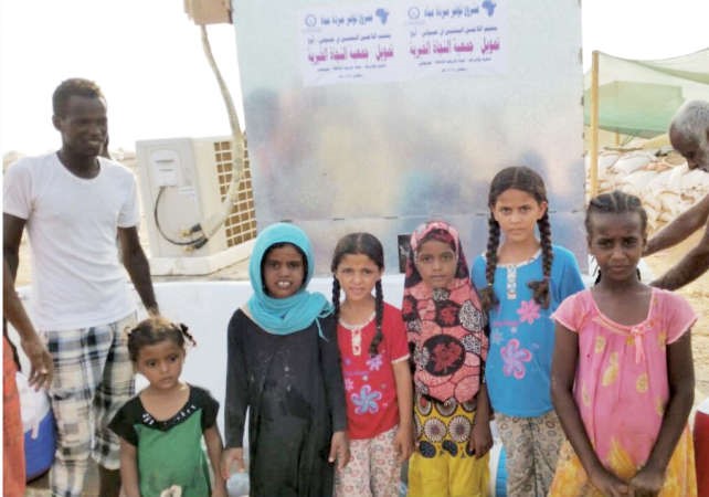 البرادة العملاقة وامامها الاطفال اليمنيون في جيبوتي