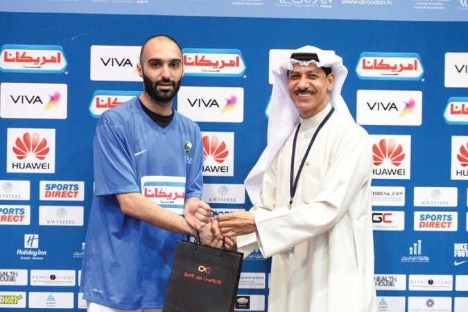 الحكم الدولي السابق سعد كميل يسلم جائزةافضل لاعب لفيصل الرفاعي
