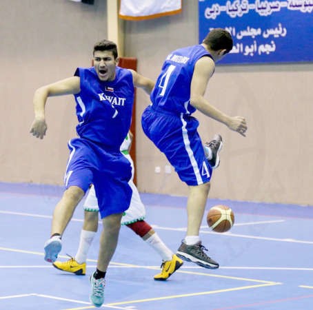 فرحة لاعبي منتخبنا عقب الفوز على العراق
