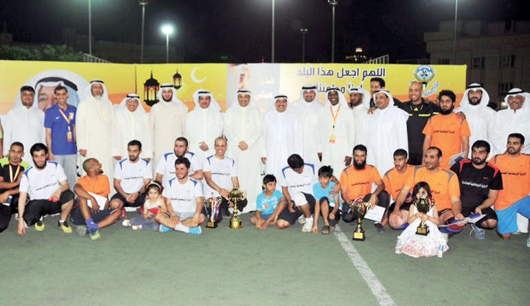 وزير العدل ووزير الاوقاف والشؤون الاسلامية يعقوب الصانع مع المشاركين في الدورة والفريق الفائز باللقب 