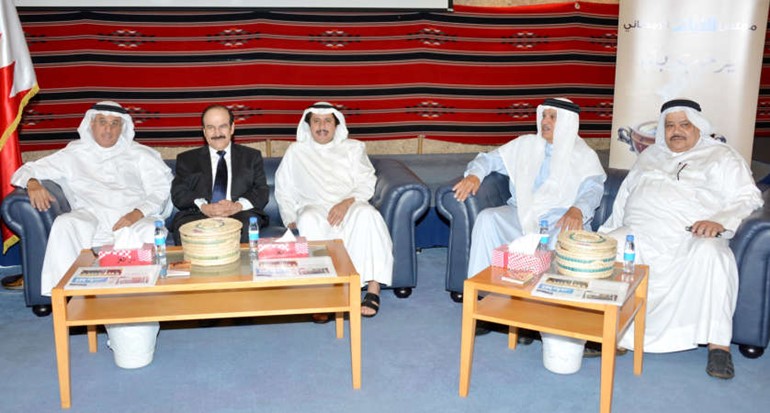  الشيخ عزام الصباح اثناء حضوره الملتقى السياسي الديبلوماسي الذي اقامه المستشار نبيل الحمر