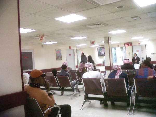 مراجعون ينتظرون دورهم﻿