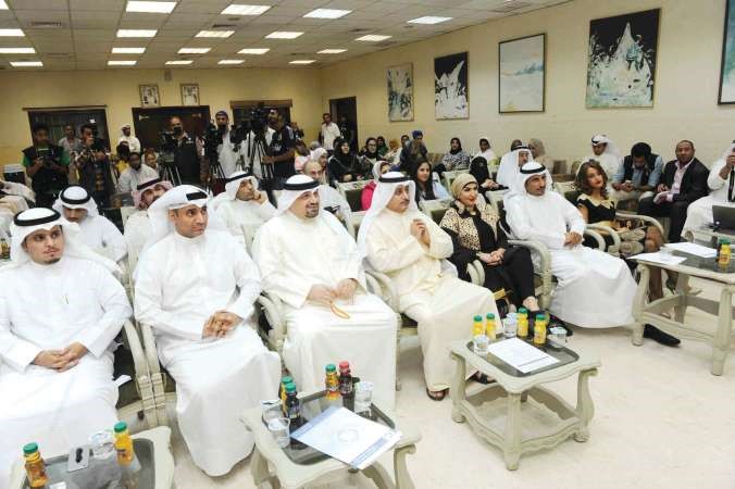 الشيخة انتصار المحمد الصباح ودبدر الدويش وجمال النصر الله يتوسطون الحضور
