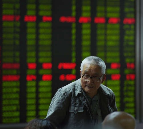 مستثمر بالقرب من الشاشة تظهر حركات سوق الاسهم في شركة
الاوراق المالية في بكين افپ