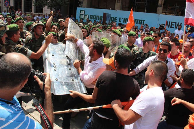 تدافع وتضارب بالايدي بين الجيش اللبناني وانصار التيار الوطني الحر محمود الطويل