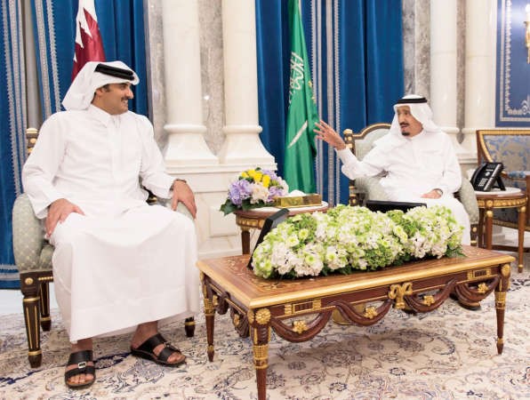 خادم الحرمين الشريفين الملك سلمان بن عبدالعزيز خلال استقباله صاحب السمو الشيخ تميم بن حمد ال ثاني امير دولة قطر امس الاول	 واس﻿