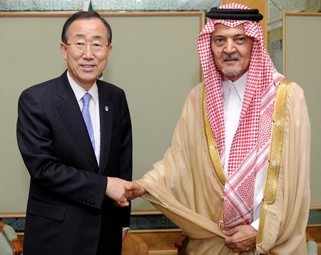 ومع بان كي مون اثناء استقباله لدى زيارته السعودية