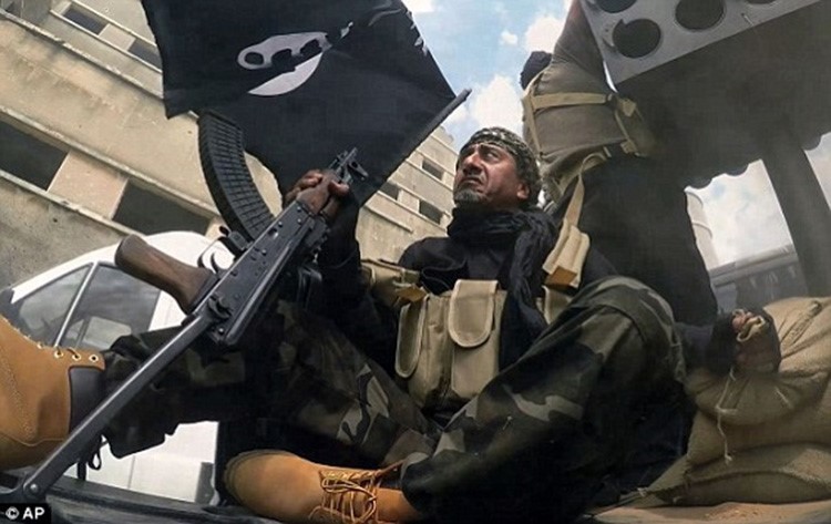 صحيفة ديلي ميل البريطانية تحتفي بالقصبي بعد مهاجمته لداعش 