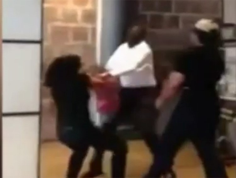 بالفيديو.. مدير مقهى يضرب عاملة بعد استقالتها